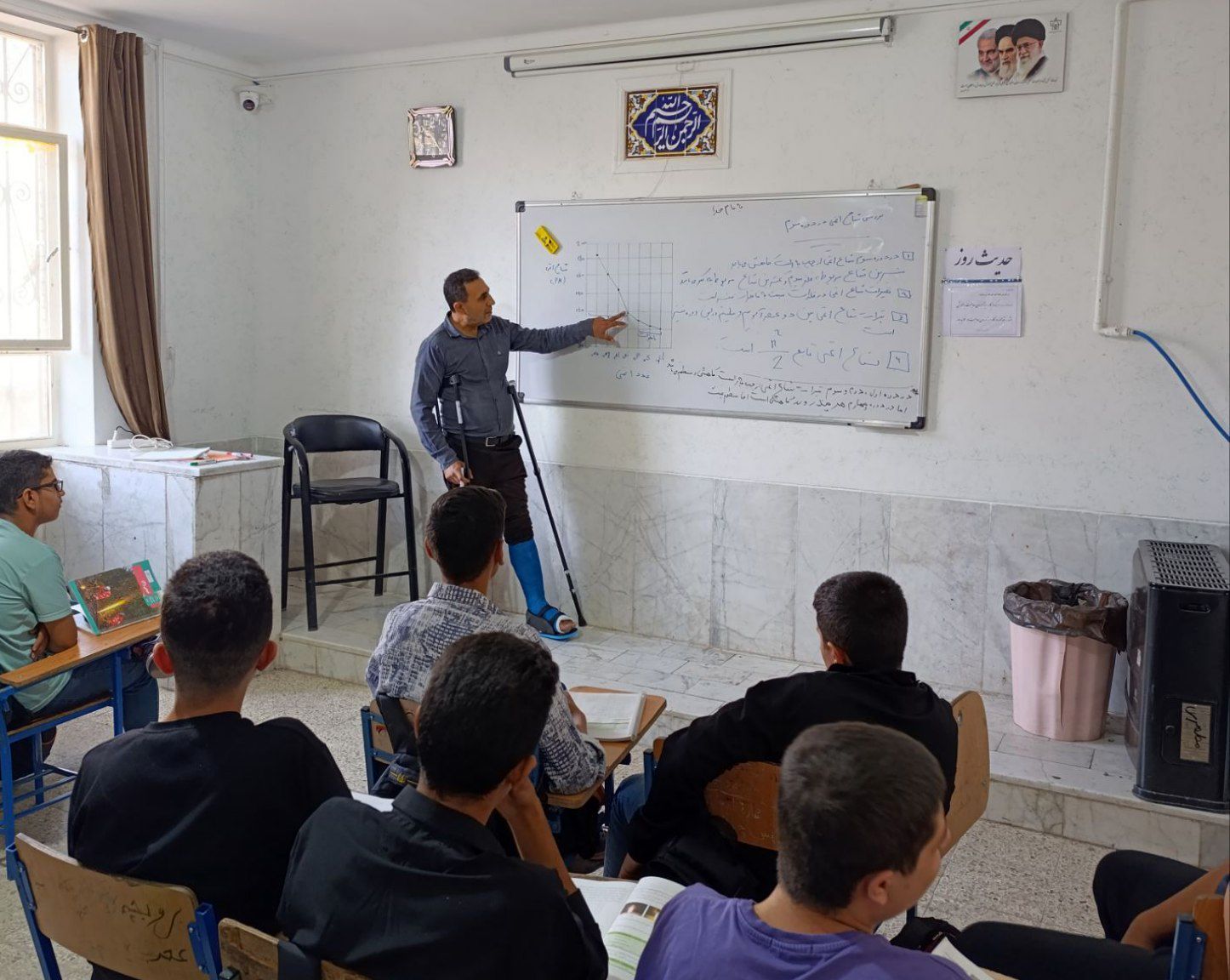 آسیب دیدگی و گچ گرفتگی پا موجب تعطیلی کلاس درس معلم ارسنجانی استان فارس نشد