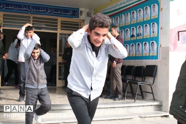 نواختن زنگ پدافندغیرعامل در مدرسه شهید بهشتی شهرستان فریدن  