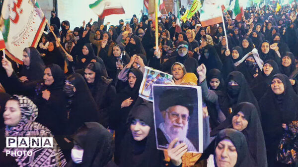 عشق به وطن هوای بارانی و غیره رانمی شناسد، میدان امام خمینی (ره) شهرستان کوهدشت