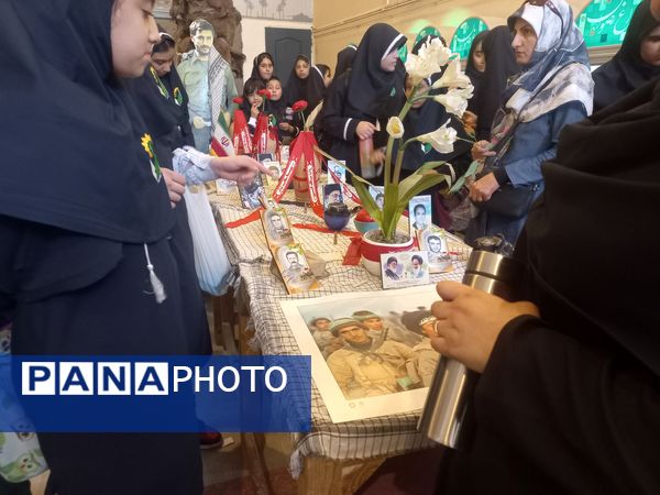 غبارروبی مزارشهدا توسط دانش‌آموزان منطقه ۱۳