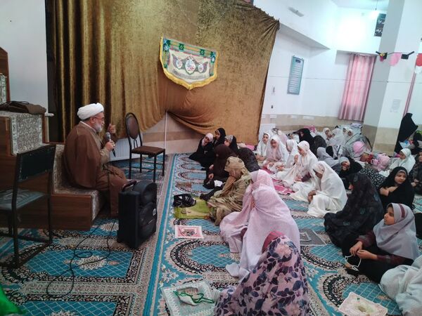 مراسم معنوی اعتکاف دانش‌آموزان دختر ابرکوهی در مسجد بقیه الله