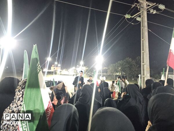 جلوه معنوی در سندرک؛ پرچم متبرک حرم اباعبدالله (ع) و عبای رهبر معظم انقلاب در تجمع مردمی