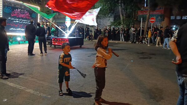 مراسم عزاداری شب عاشورا در خیابان‌های نیشابور 