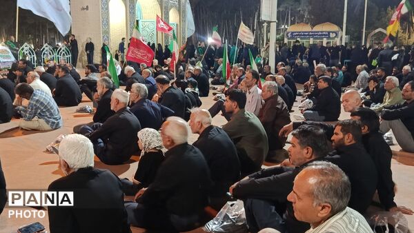 اجتماع شبانه مردم کاشمر پس از پیاده‌روی «حرم تا حرم» در سیدمرتضی