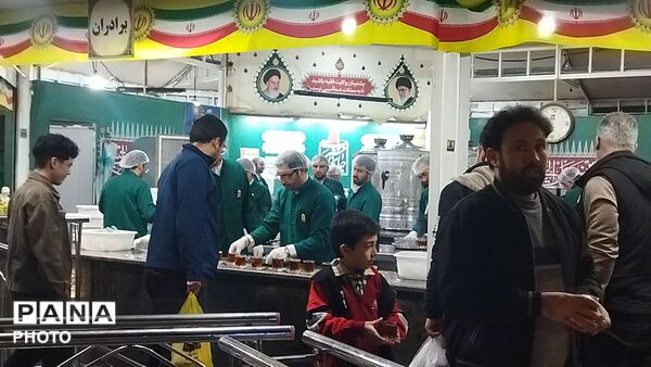 چایخانه های حرم مطهر رضوی هر روز میزبان زائران امام رضا (ع) 