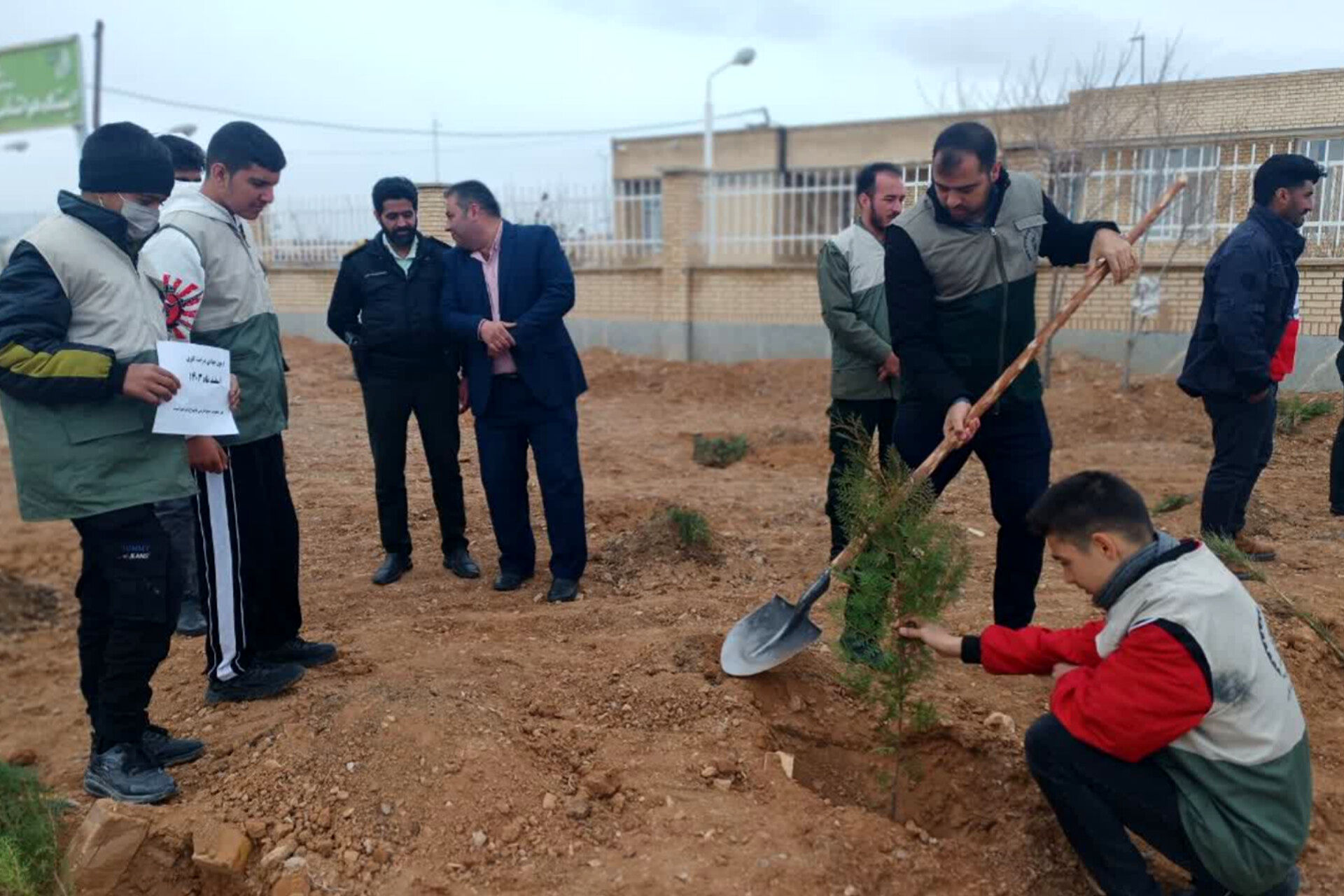 کاشت نهال در  شهر ایزدخواست به‌مناسبت هفته درختکاری
