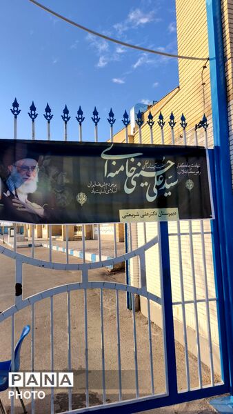 حضور پررنگ و حماسی فرهنگیان و دانش آموزان در عزای رهبر شهید