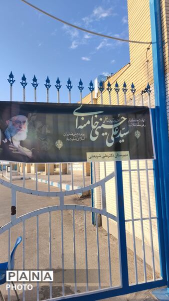 حضور پررنگ و حماسی فرهنگیان و دانش آموزان در عزای رهبر شهید