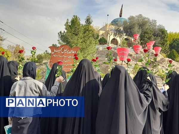 ادای احترام به شهدا توسط دانش‌آموزان دبیرستان فرهنگ ۱۳