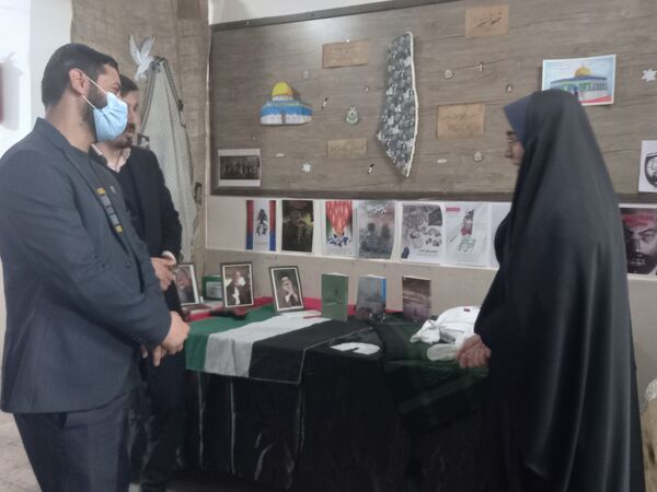 افتتاحیه نمایشگاه مدرسه انقلاب در آموزشگاه فرزانگان شهرستان قدس 