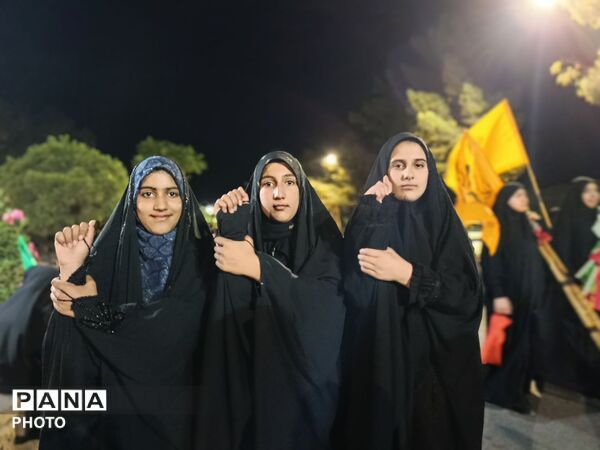 اجتماع شبانه نوجوانان شهرستان رشتخوار در سوگ رهبر شهید