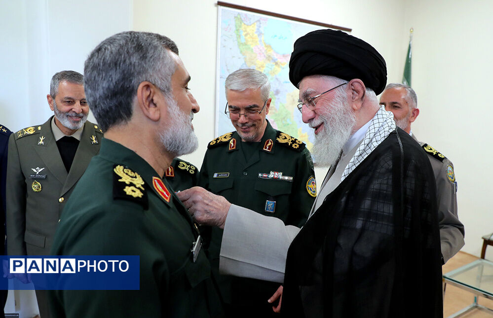 اعطای «نشان فتح» به سردار حاجی‌زاده توسط مقام معظم رهبری
