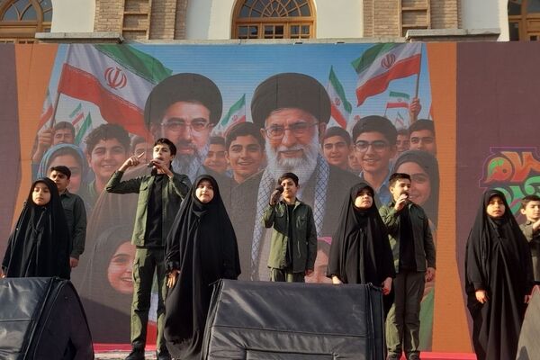 بیعت نوجوانان با رهبر انقلاب در تهران
