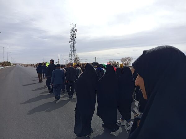 حضور مردم روستای دهشیر شهرستان تفت در راهپیمایی ۲۲ بهمن