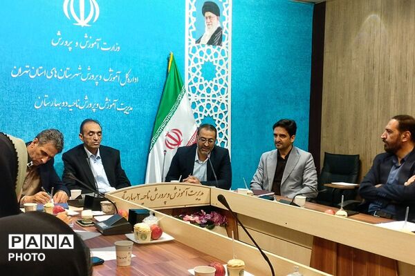 بزرگداشت هفته معلم و تقدیر از خدمات ارزنده مشاوران در بهارستان‌دو