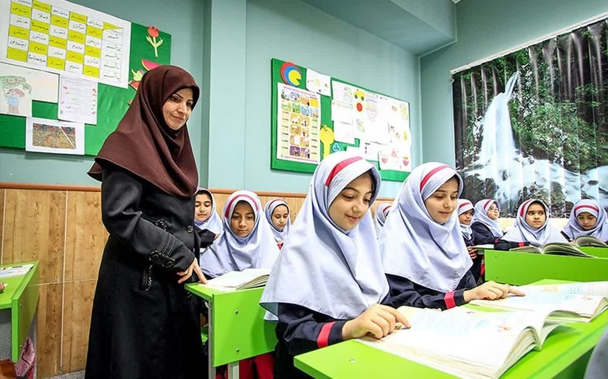 زبان بدن معلم، کلاس درس را از سکوت سنگین می‌رهاند