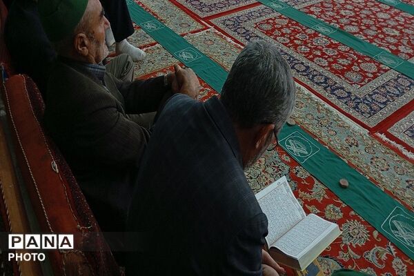قرائت سوره فتح و اقامه نماز جماعت ظهر و عصر در مسجد جامع شهر بار