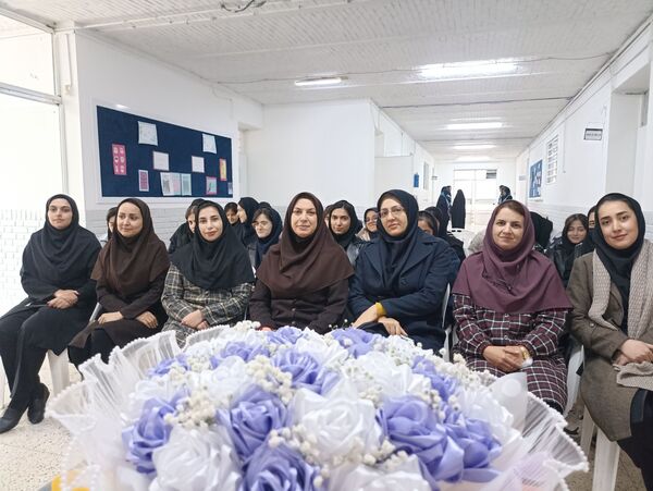 بازدید از نمایشگاه دست سازه هنرستان فنی و حرفه ای دخترانه فلسطین 