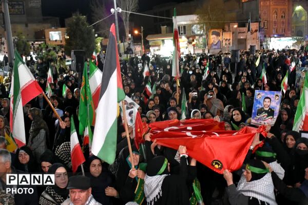 موج ۵۶ در تجمعات شبانه قروه؛ حضور پرشور مردم به میزبانی پیشکسوتان دفاع مقدس و بیرق مطهر حرم امام حسین(ع)