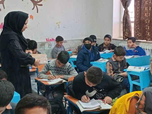 توزیع شیر گامی برای سلامت و نشاط دانش‌آموزان در دبستان شهید پسندیده فدافن 