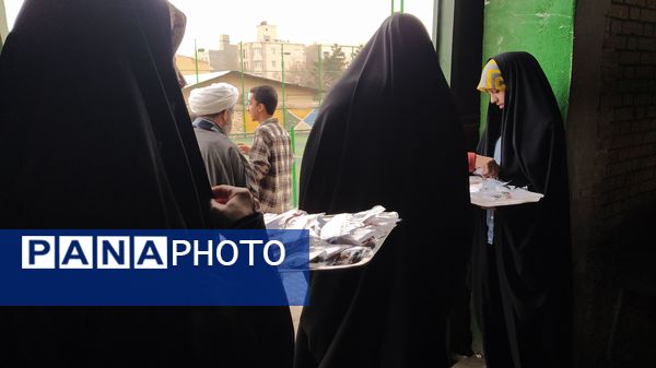 کیک ۱۴ متری در اجتماع مردمی به مناسبت تولد امام عصر در غرب مشهد