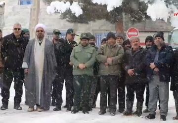 بارش برف هم حریف گرمای حضور مردم شهر کدکن در راهپیمایی ۲۲ بهمن ماه نشد