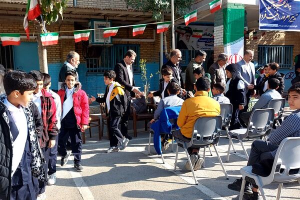 آیین نواختن زنگ پدافند غیرعامل در دبیرستان تهرانی باقرشهر 