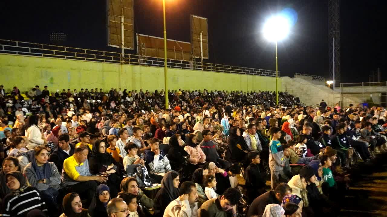 جم روی پای خانواده‌ها؛ پیاده‌روی دهه فجر با حضور پرشور چهار هزار نفر