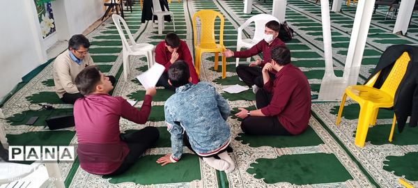 آمادگی دانش آموزان دبیرستان نمونه آیت‌الله خامنه‌ای برای مسابقات شاهنامه خوانی 