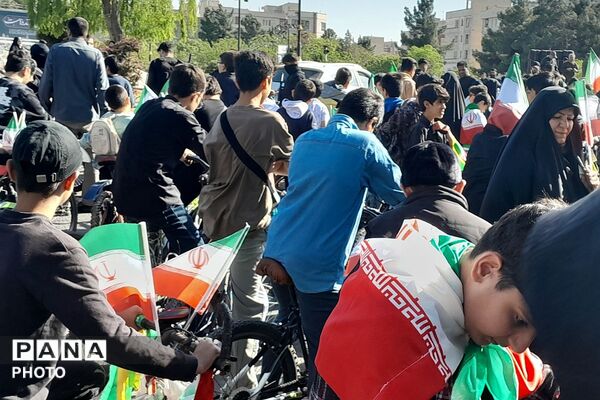 رژه دوچرخه سواران نوجوان به یاد شهدای جنگ تحمیلی سوم 