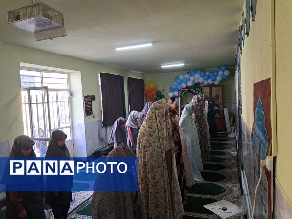 شرکت دانش‌آموزان مدرسه حضرت زینب(س) در نماز جماعت