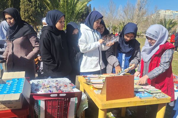 لذت نقاشی همگانی کنار دوستان در بوستان جنت شیراز 