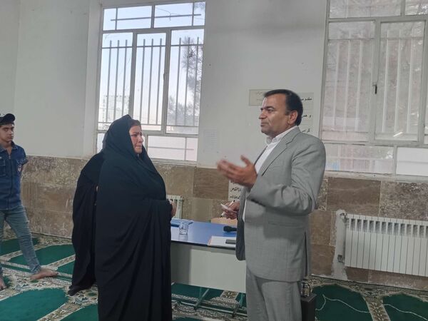 جلسه هم اندیشی انجمن اولیا در دبیرستان شهید غلام‌زاده خلیل آباد