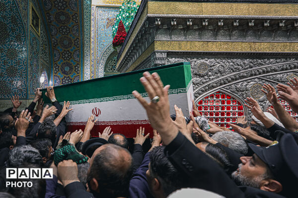 طواف پیکر رهبر شهید انقلاب بر گرد ضریح مطهر امام رضا علیه‌السلام