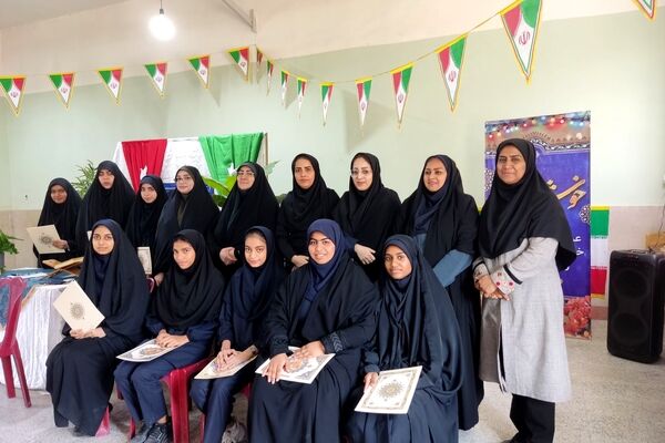 نمایشگاه دست‌سازه‌های دانش‌آموزی و تجلیل از فعالان نماز 