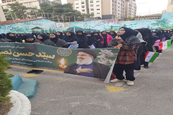 گرامیداشت یاد شهید سید حسن نصرالله در دبیرستان شاهد تکتم مشهد