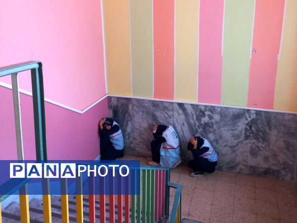 مانور زلزله و آموزش اطفای حریق و ایمن سازی در مدرسه شهید جواهری دو 