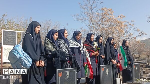 تجدید پیمان دانش‌آموزان دختر شهر ازندریان با شهدای دفاع مقدس