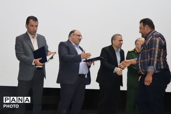 تجلیل از کارمندان نمونه شهرستان زرقان