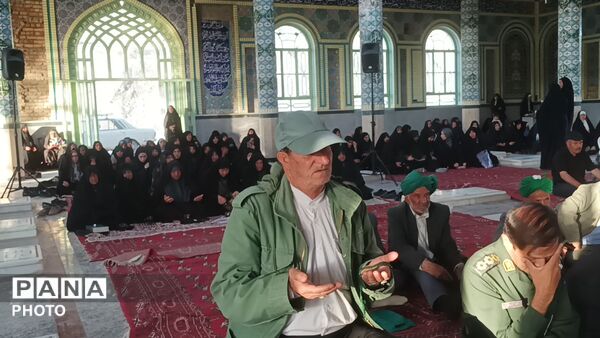 زمزمه دعای عرفه توسط مردم مومن شهربار نیشابور