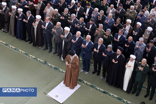 اقامه نماز عید فطر به امامت مقام معظم رهبری