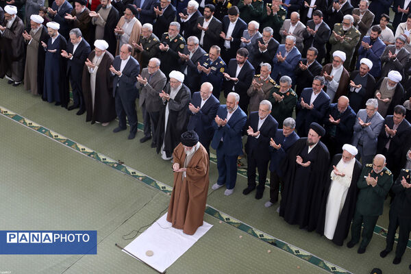 اقامه نماز عید فطر به امامت مقام معظم رهبری