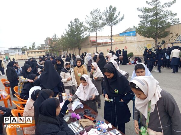 برپایی بازارچه دانش آموزی در دبیرستان شاهد هاجرشهرستان کاشمر