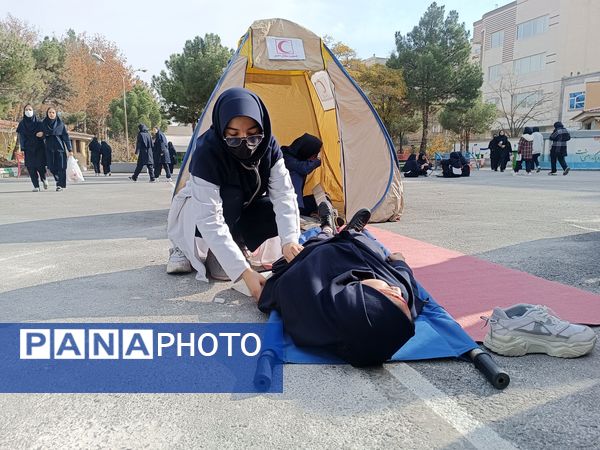 مانور زلزله در دبیرستان آرمینه مصلی نژاد