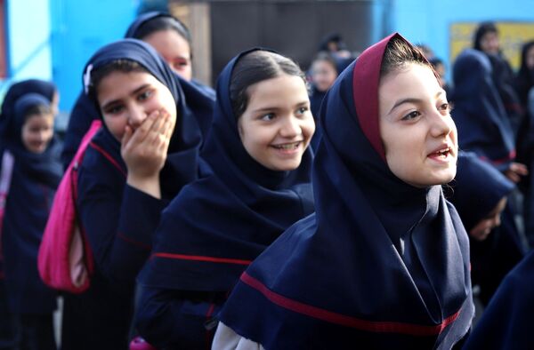 صبحگاهی غرق در علم و شادمانی در آموزشگاه جمهوری اسلامی ناحیه یک شهرستان بهارستان 