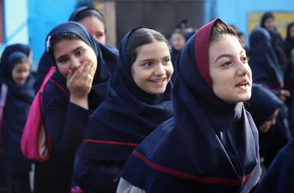 صبحگاهی غرق در علم و شادمانی در آموزشگاه جمهوری اسلامی ناحیه یک شهرستان بهارستان 