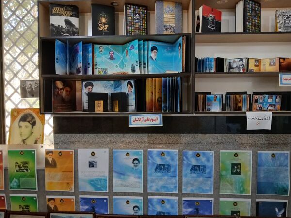 بازدید دانش‌آموزان از نمایشگاه دفاع مقدس واقع در مقبره شهدای گمنام شهرستان ورامین