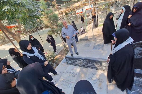 حضور دانش آموزان دبیرستان حجاب ناحیه یک شهرری در گلزار شهدا