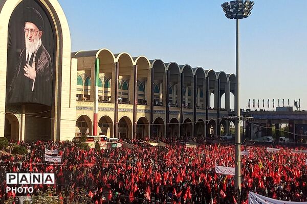بدرقه با اشک و بیعت ،ایران در سوگِ قائد شهید امت