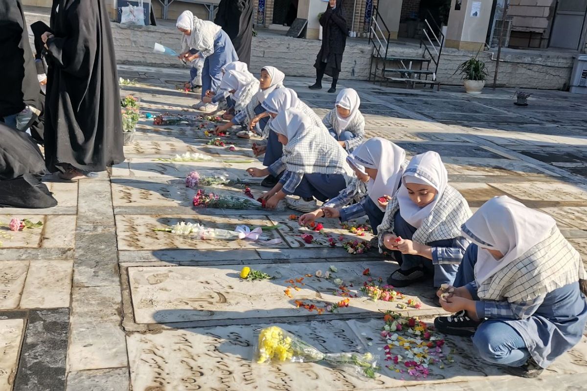 تجدید پیمان فرهنگیان ورامینی با آرمان‌های شهدا در هفته بسیج